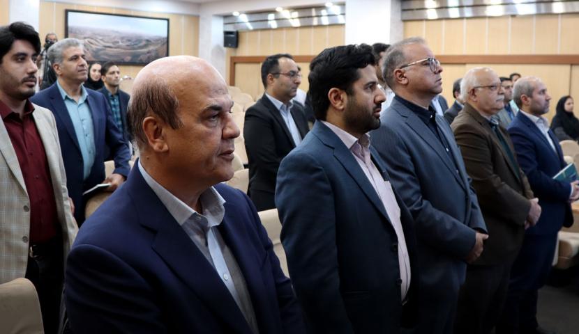 فرش قرمز "ایمینو" پیش روی نوآوران و فناوران بخش معدن/ ارائه مدل طراحی شده جایزه سرآمدان نوآوری و فناوری در جشنواره اینوماین ۴<br />
<br />
